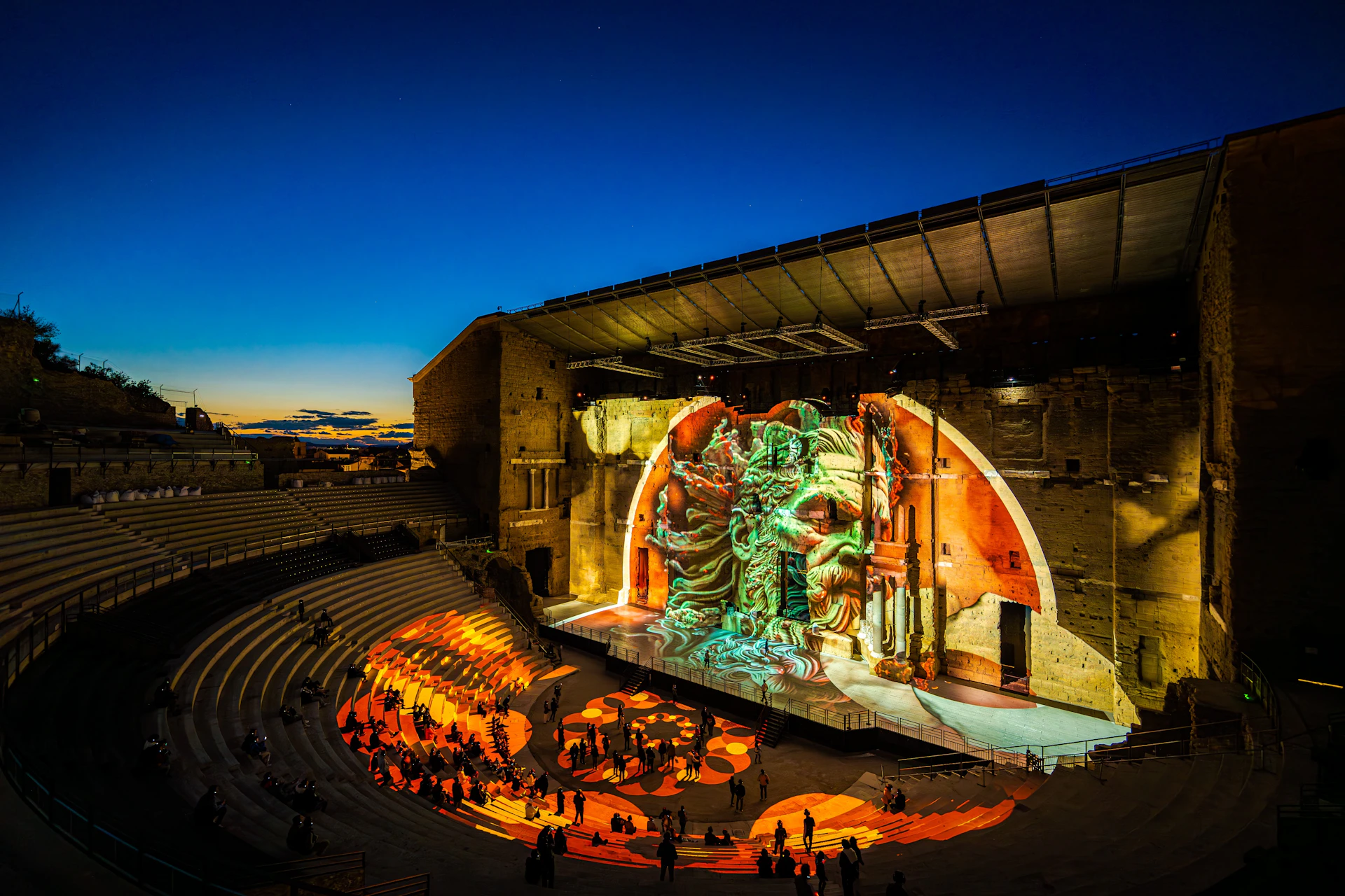 A multi-sensory immersion in the Theatre's setting