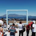 Imatge de la plaça de Robben Island amb la muntanya de la Taula com a teló de fons