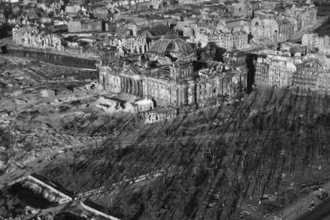 战后国会大厦的废墟。