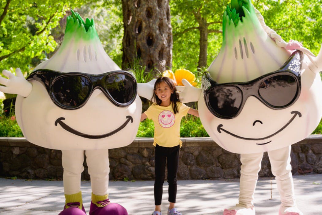 サプライヤーのマスコット、ギル＆ロイの間に立っている少女。