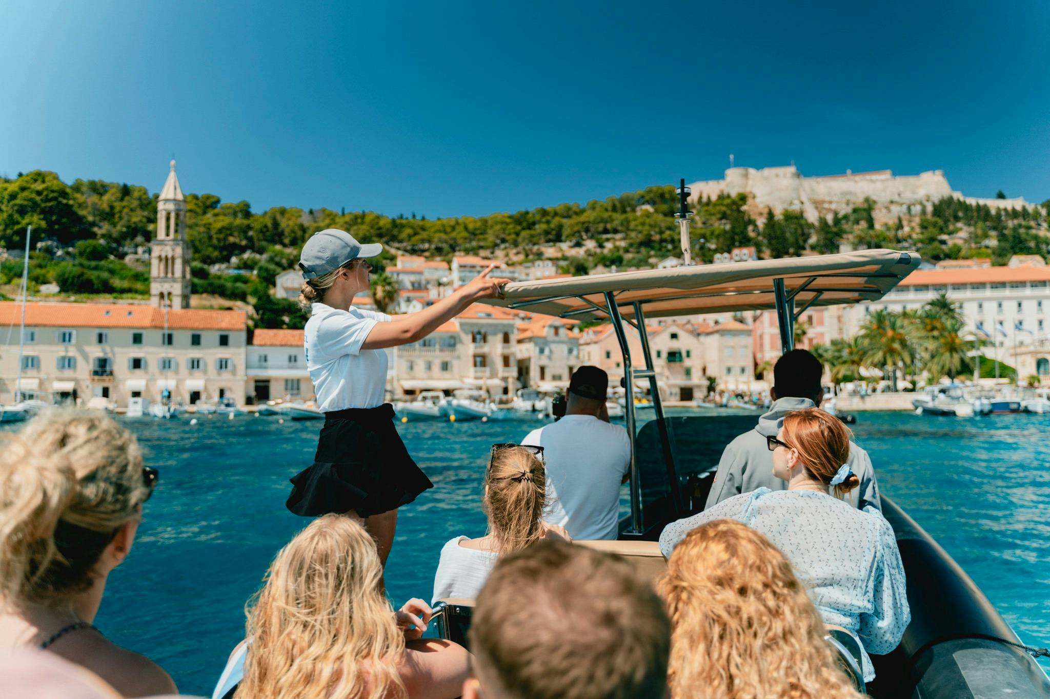 Arribada panoràmica a la ciutat de Hvar
