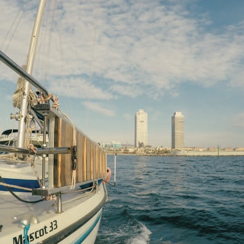 Barcelona: Private 2-Hr Sunset Sailing Trip with Drinks & Snacks