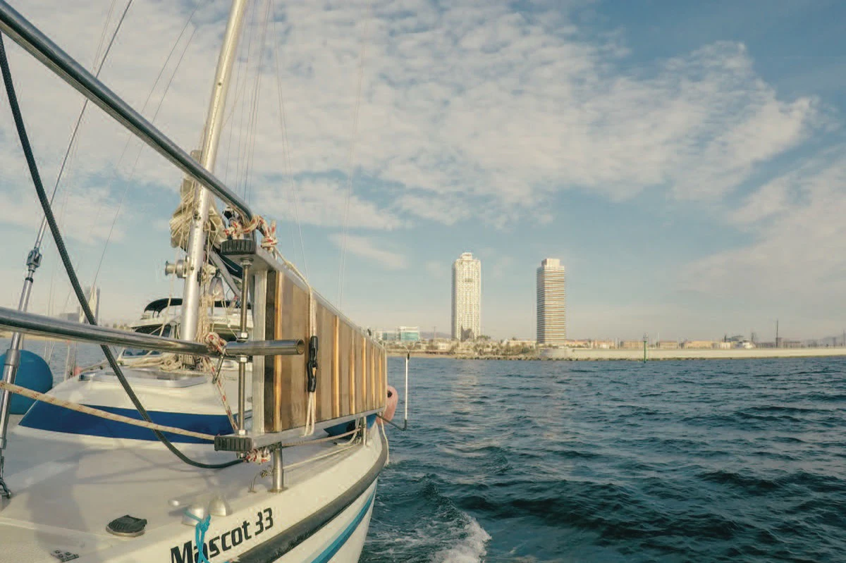 Barcelona: Private 2-Hr Sunset Sailing Trip with Drinks & Snacks