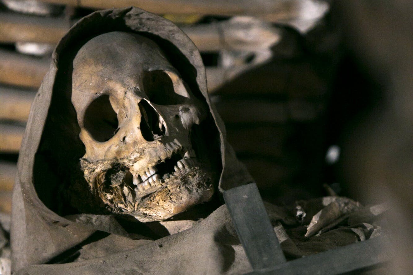 지하 묘지 및 지하 묘지