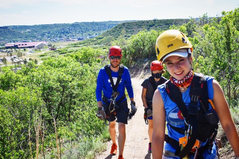边缘高空滑索和探险