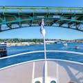 Bow of an Argosy boat närmar sig Ballard-bron