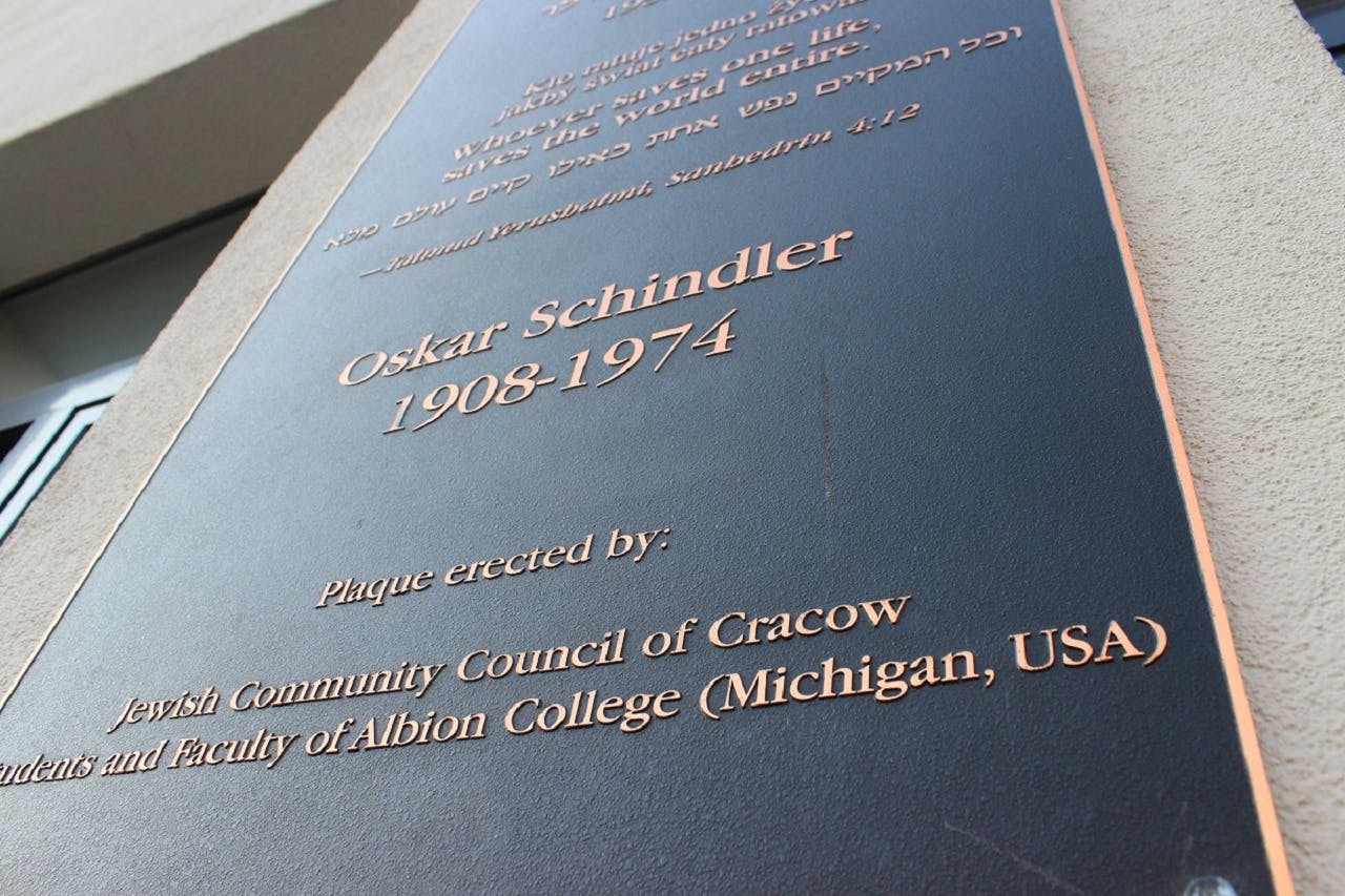 博物館の目の前にあるオスカー・シンドラーの銘板