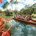 Touristen auf einem Lastkahn im Polynesischen Kulturzentrum auf der Insel Oahu