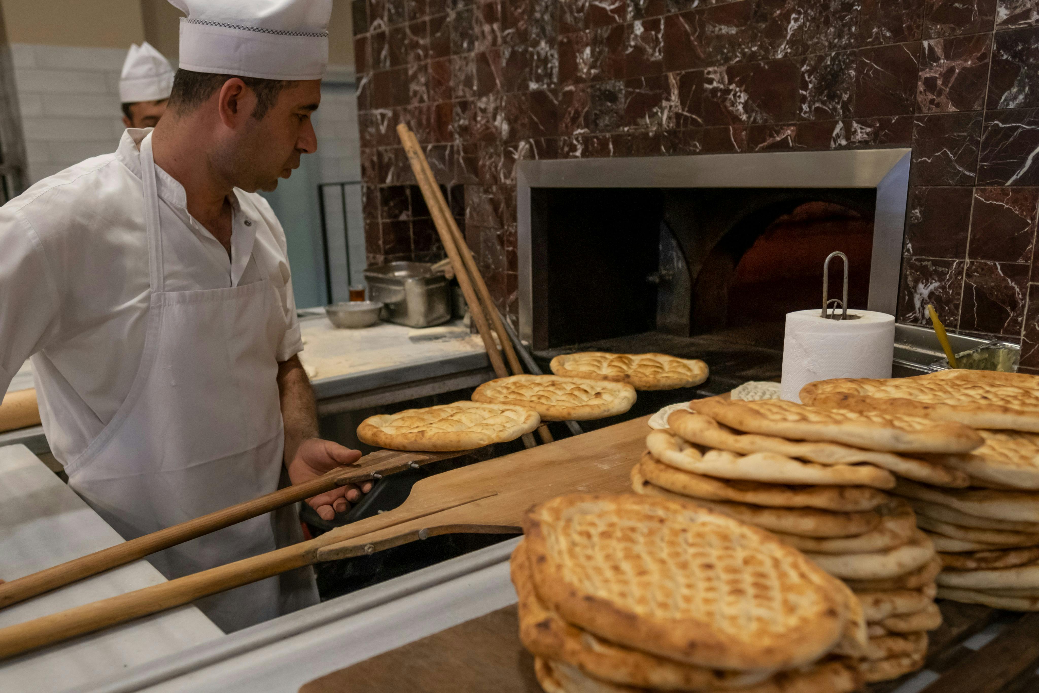 Chef cuisinant du pain pide