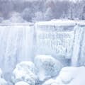Vues panoramiques des chutes du Niagara en hiver