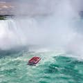 Plavba Hornblower Boat Cruise vstupující do mlhy kanadských vodopádů podkovy