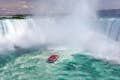 Hornblower Boat Cruise wkracza w mgłę kanadyjskich wodospadów podkowiastych