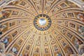 Полюбуйтесь сложными деталями купола Святого Петра, когда ваш гид познакомит вас с его обширной историей.