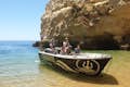 Passeio de barco privado pelas cavernas de Benagil Tridente em Armacao de Pêra