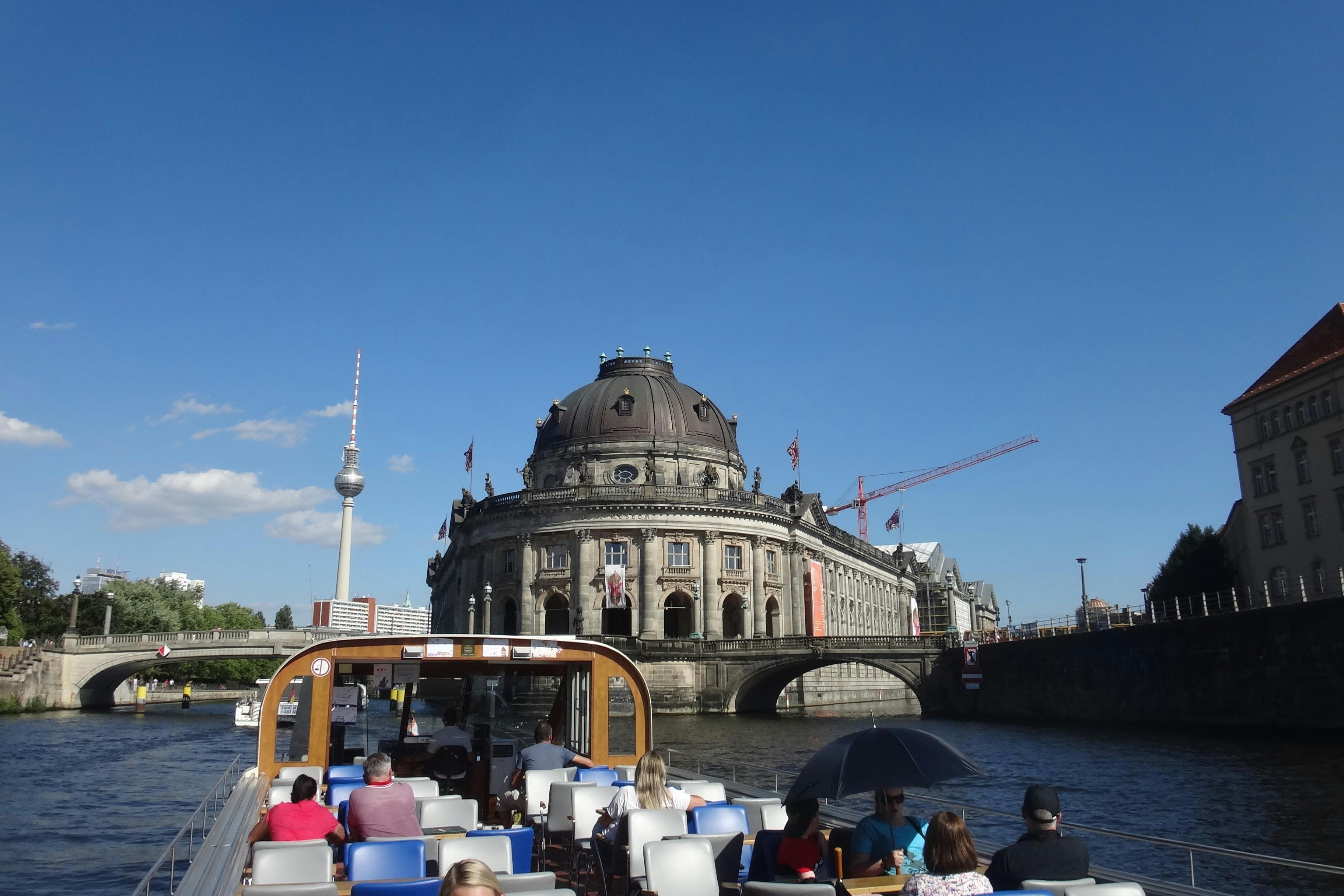 Cacbrio-Schiff BärLiner vor dem Bode-Museum auf der Spreeseite