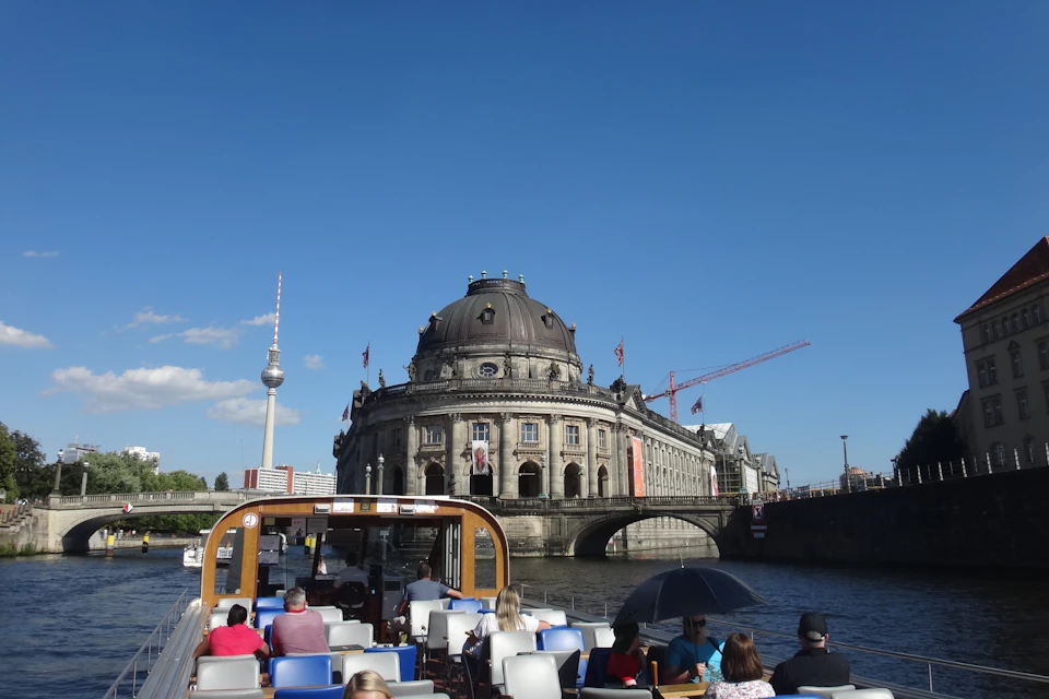 Cacbrio ship BärLiner in front of the Bode Museum spreeside