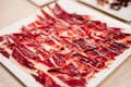 Plaat van 100% Iberische ham gesneden met een mes
