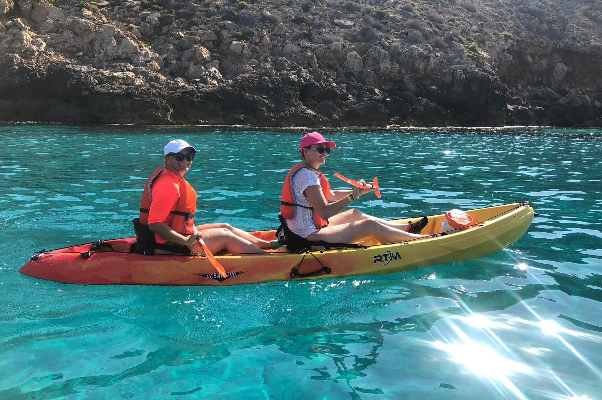 마요르카 남부 바다 동굴 투어와 카약 여행. 수영, 스노클링, 간식을 즐길 수 있는 경유지입니다.
