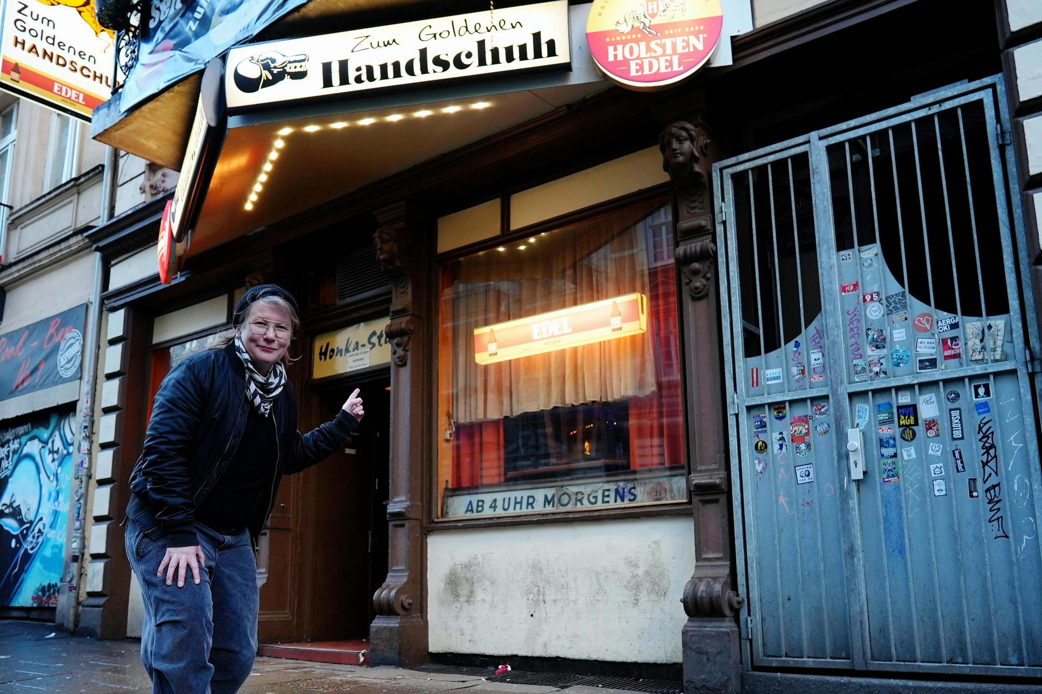 金手套前的导游