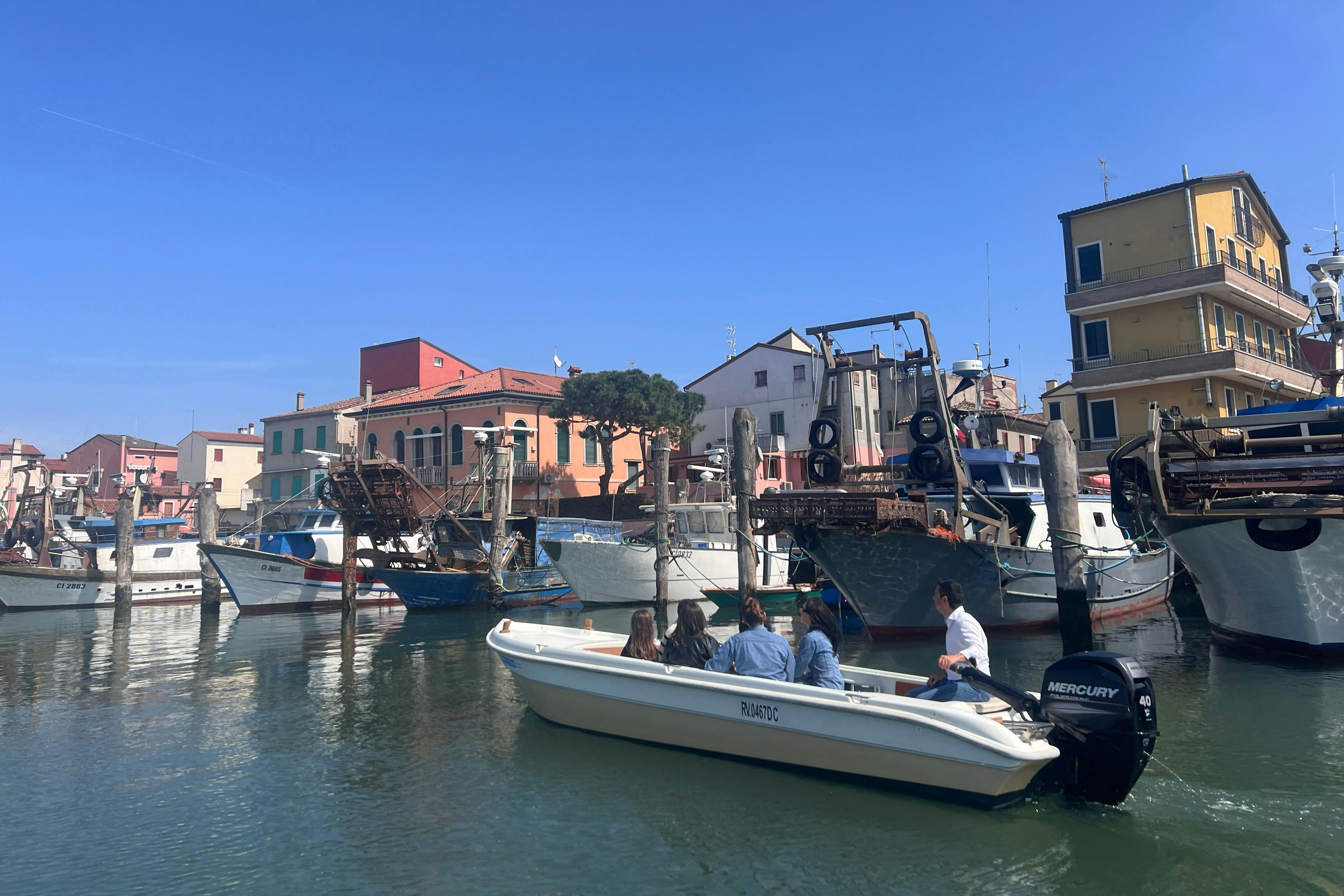 Uitzicht op vissersboot tijdens boottocht in Chioggia Venetië