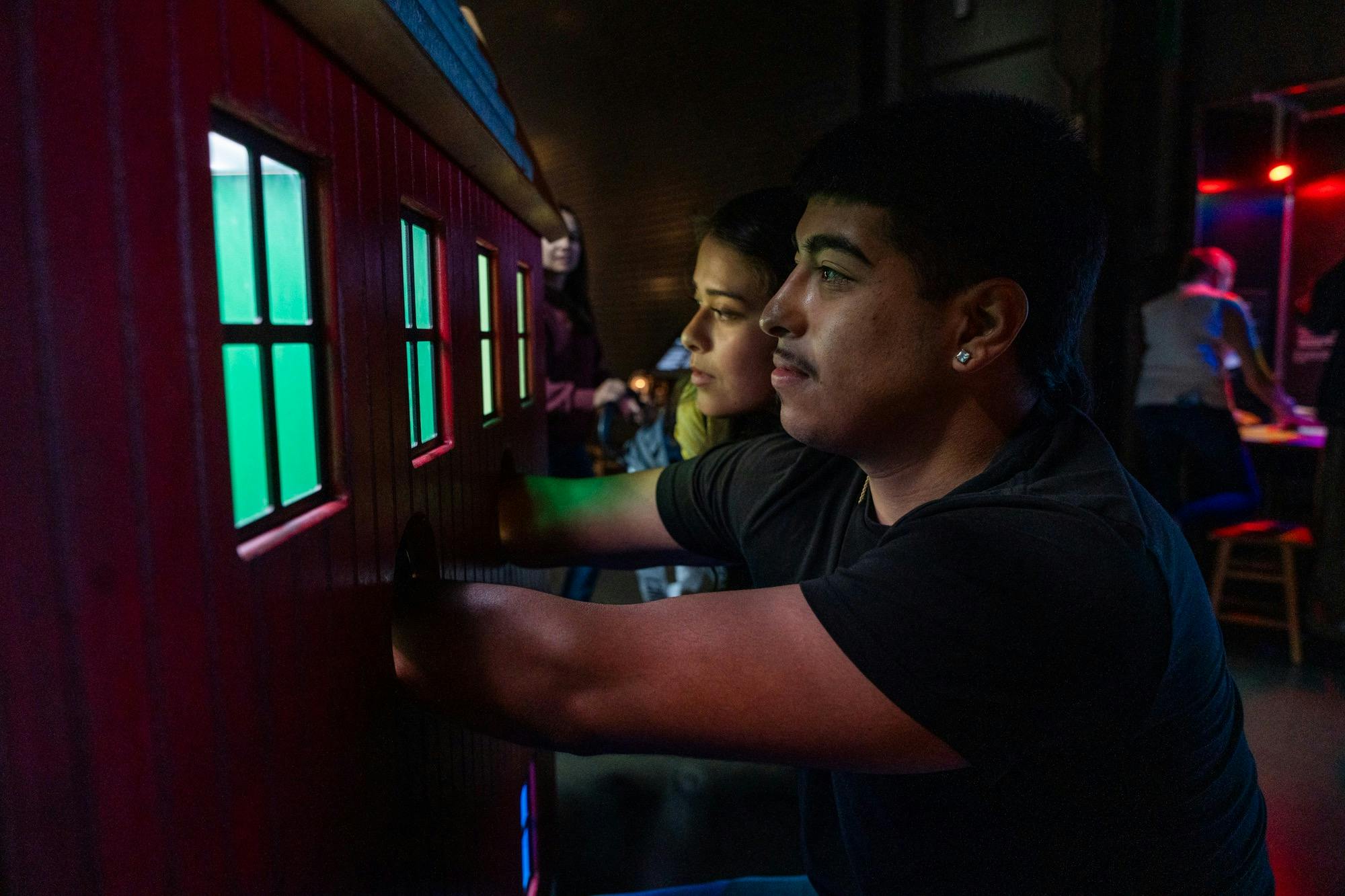 アフターダークでは子供の参加は許可されていませんが、子供のように振る舞うことはできます。