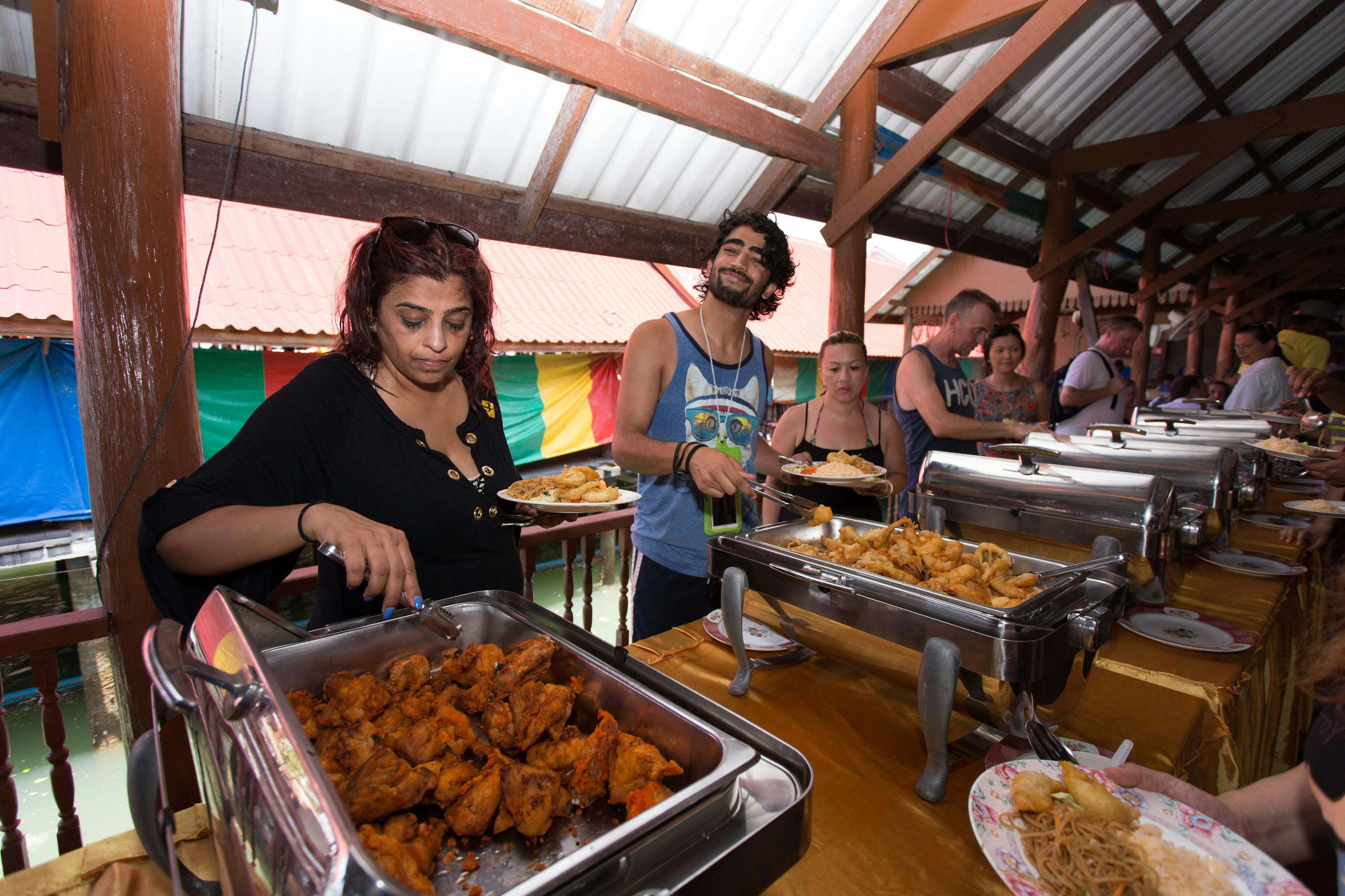 Γεύμα σε μπουφέ στο νησί Panyi.