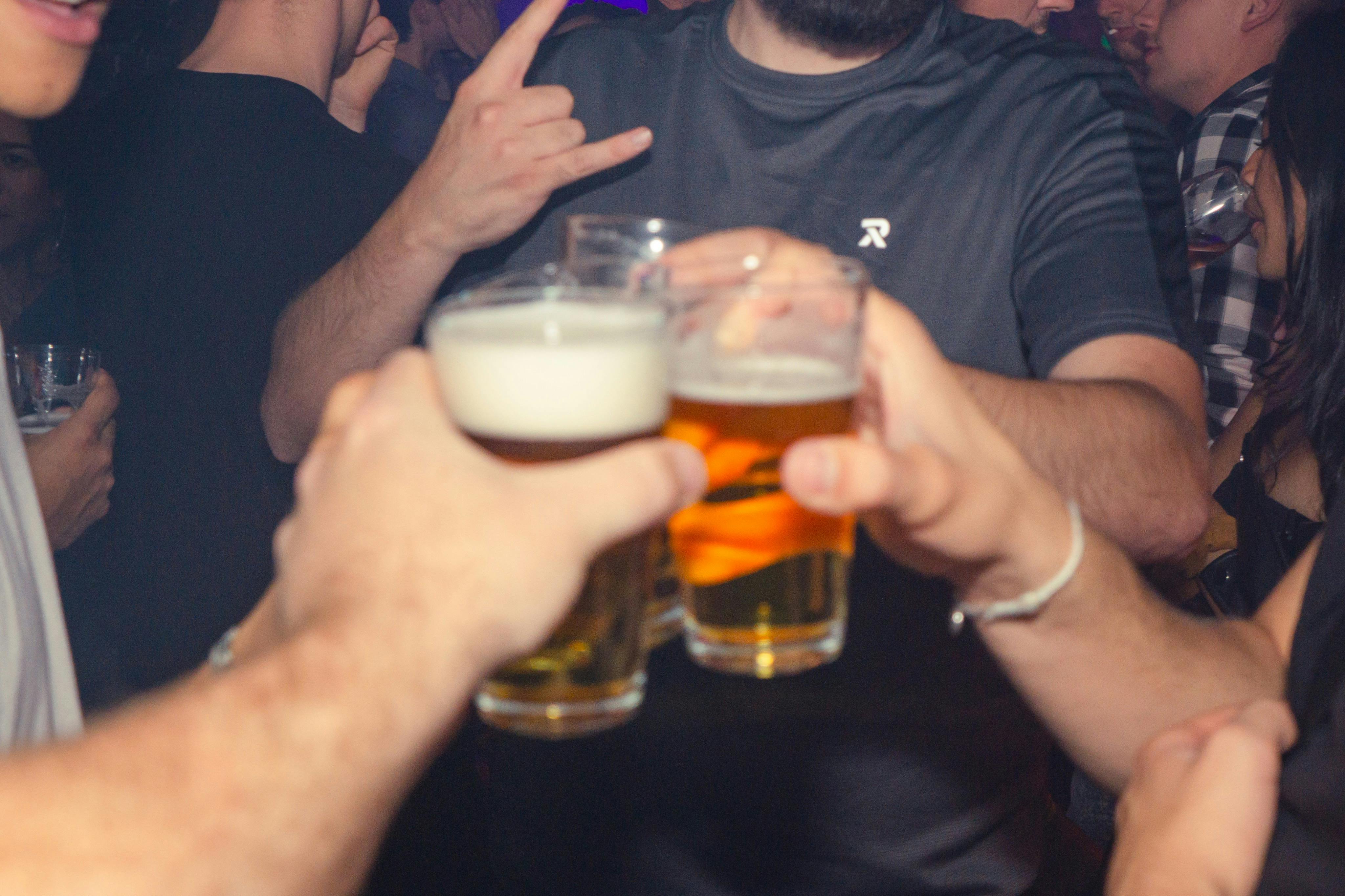 朋友们一起欢呼的图片