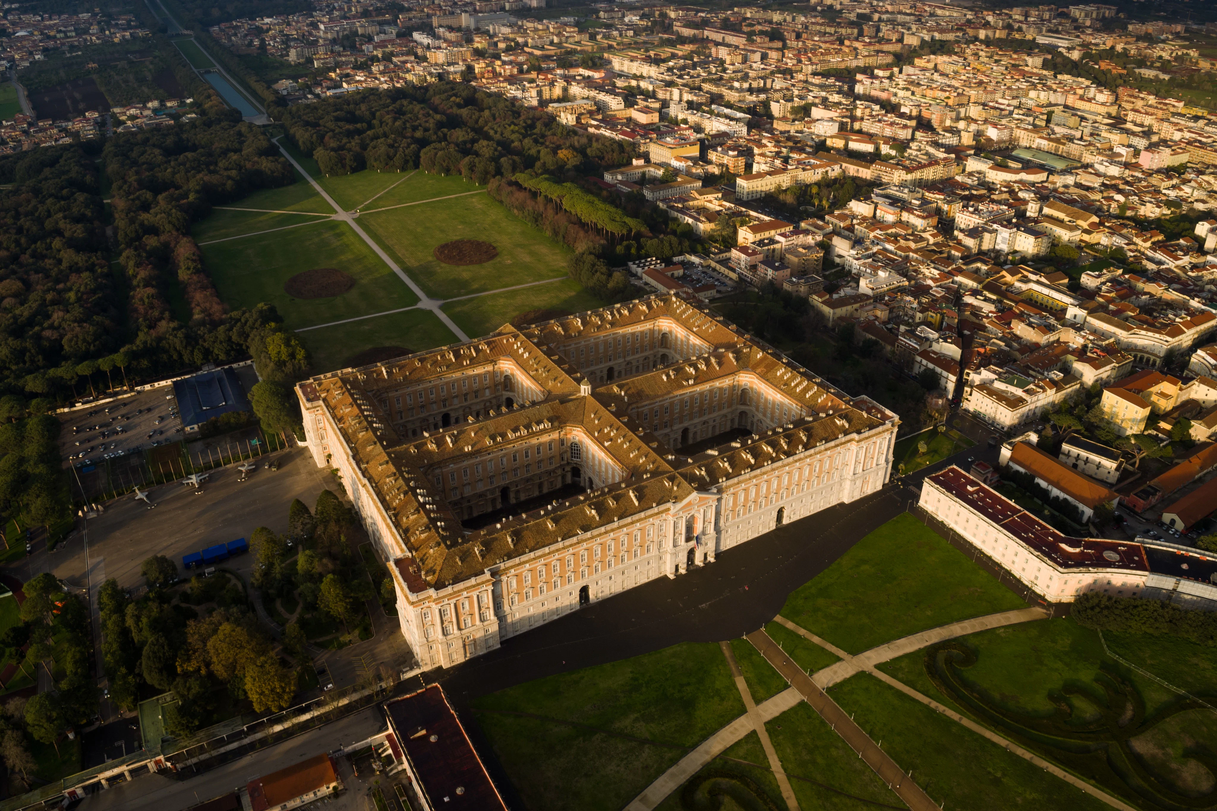 Royal Palace of Caserta: Guided Tour + Roundtrip from Naples