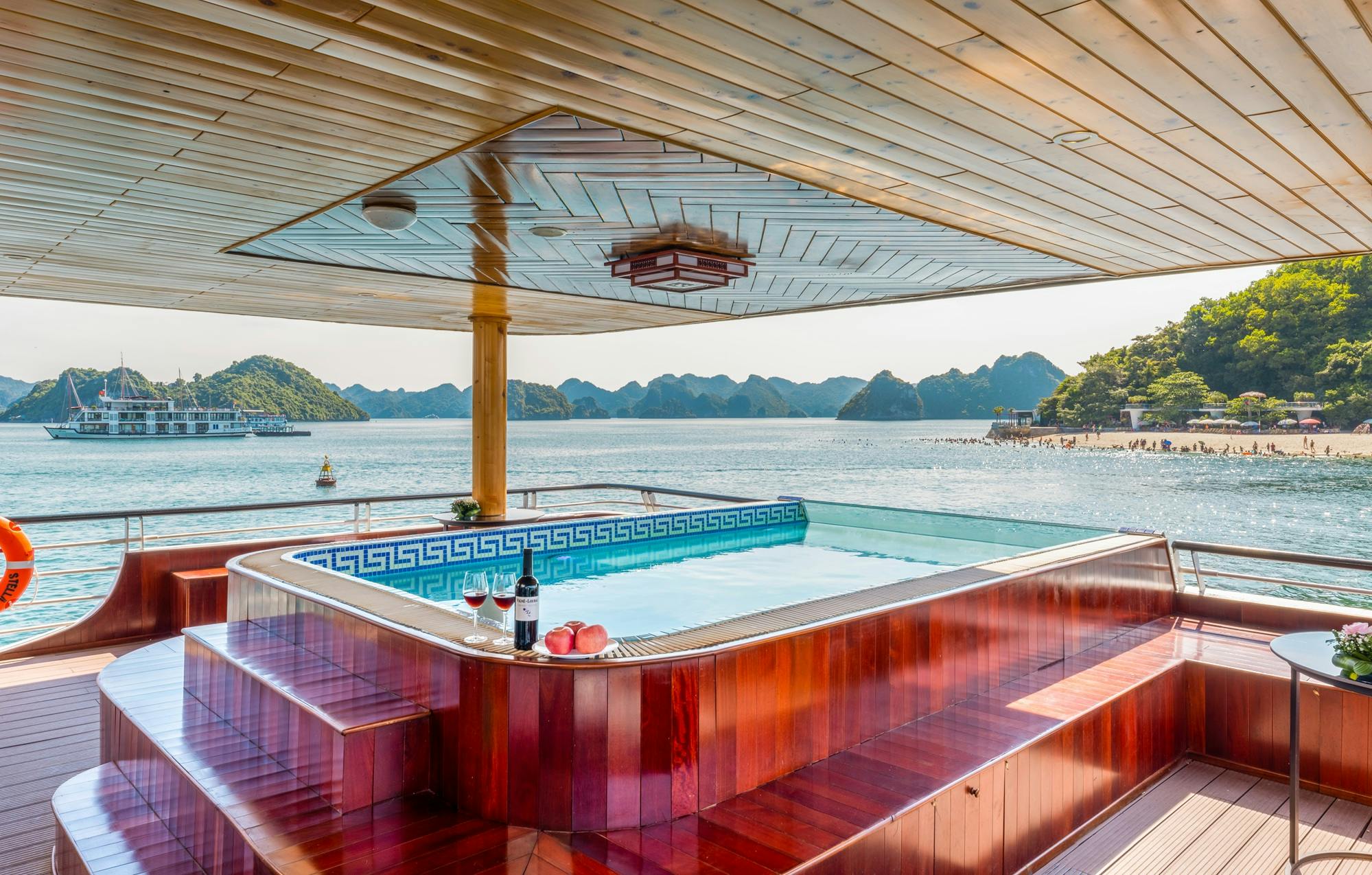 Baia di Ha Long: Tour Premium a 5 stelle in barca + buffet e festa al tramonto + trasferimento opzionale — 4