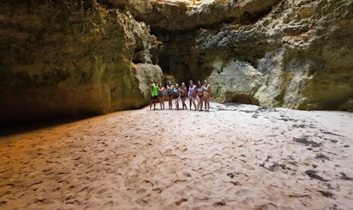 アルマサン・デ・ペーラ発、洞窟とワイルドなビーチでカヤックツアー(即日発券)