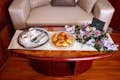 Croissant, koffie, bloemen op tafel in salon