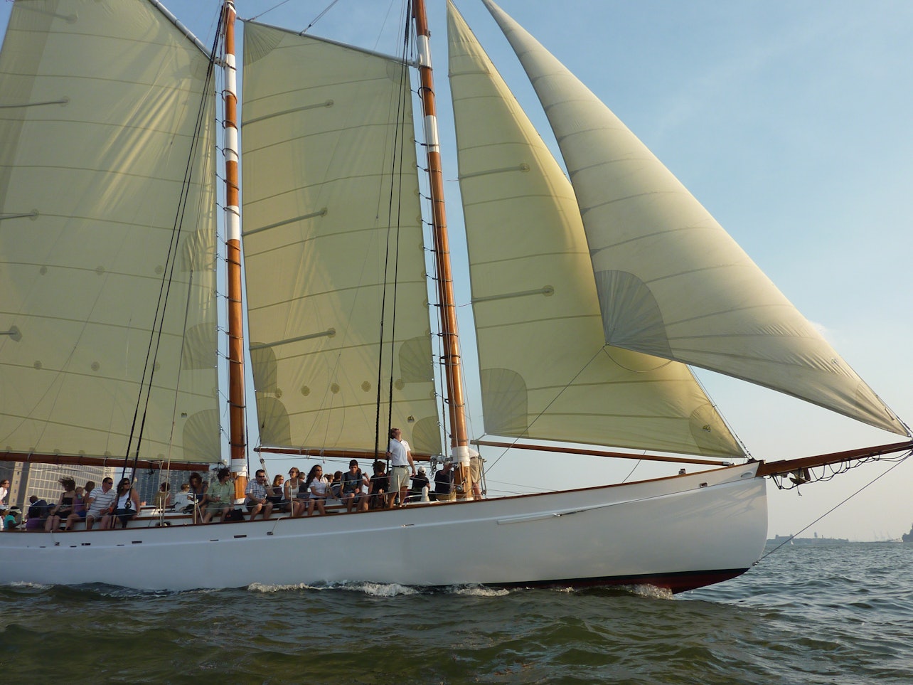 Schooner Adirondack III: passeio de barco à vela de dia - Acomodações em Boston