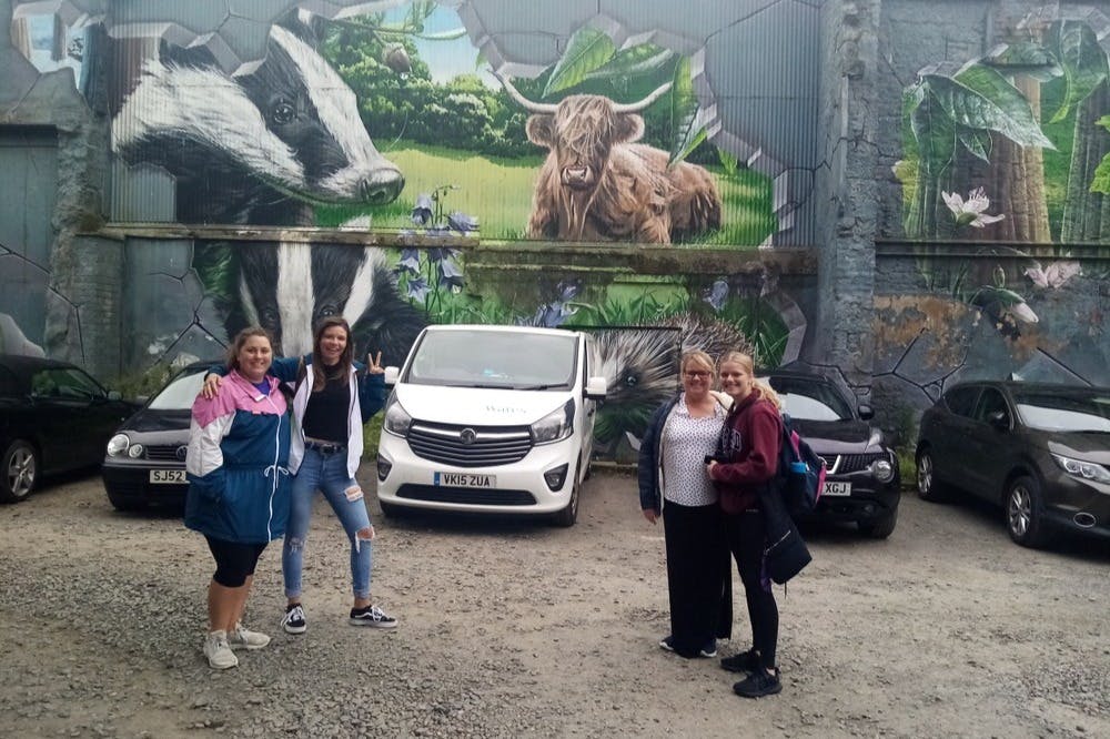 一群人在享受格拉斯哥街头艺术之旅