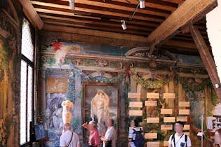 ένα από τα τοιχογραφημένα δωμάτια στο εσωτερικό του παλατιού Fortuny