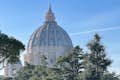 Blick auf die Kuppel des Petersdoms von den Vatikanischen Museen aus