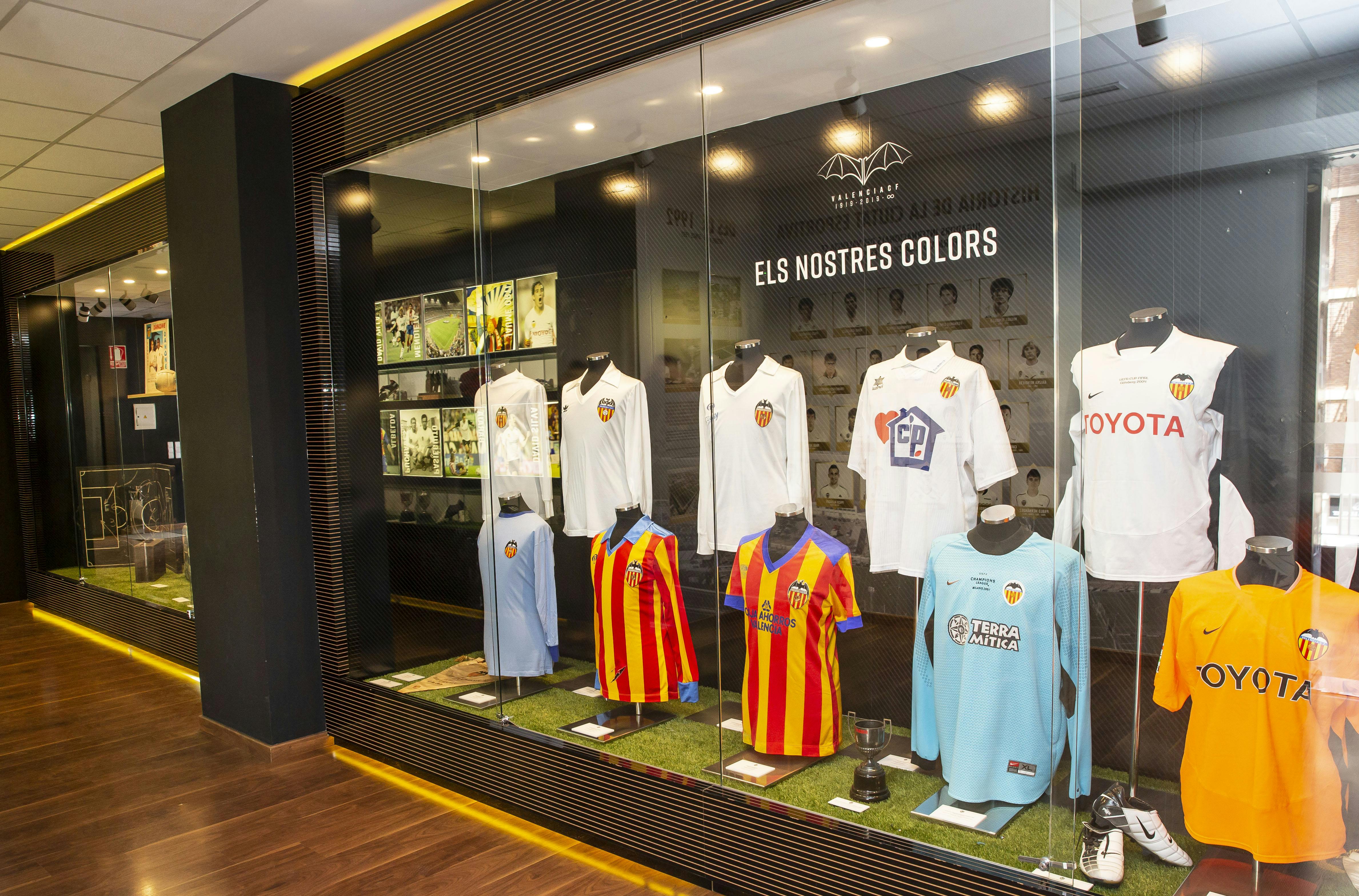 Bild des Museumskabinetts mit Fußballtrikots