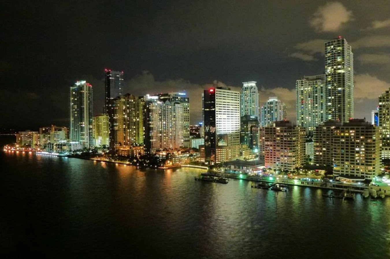 Miami: Paseo en barco nocturno por la Bahía de Biscayne y las Casas de los Millonarios