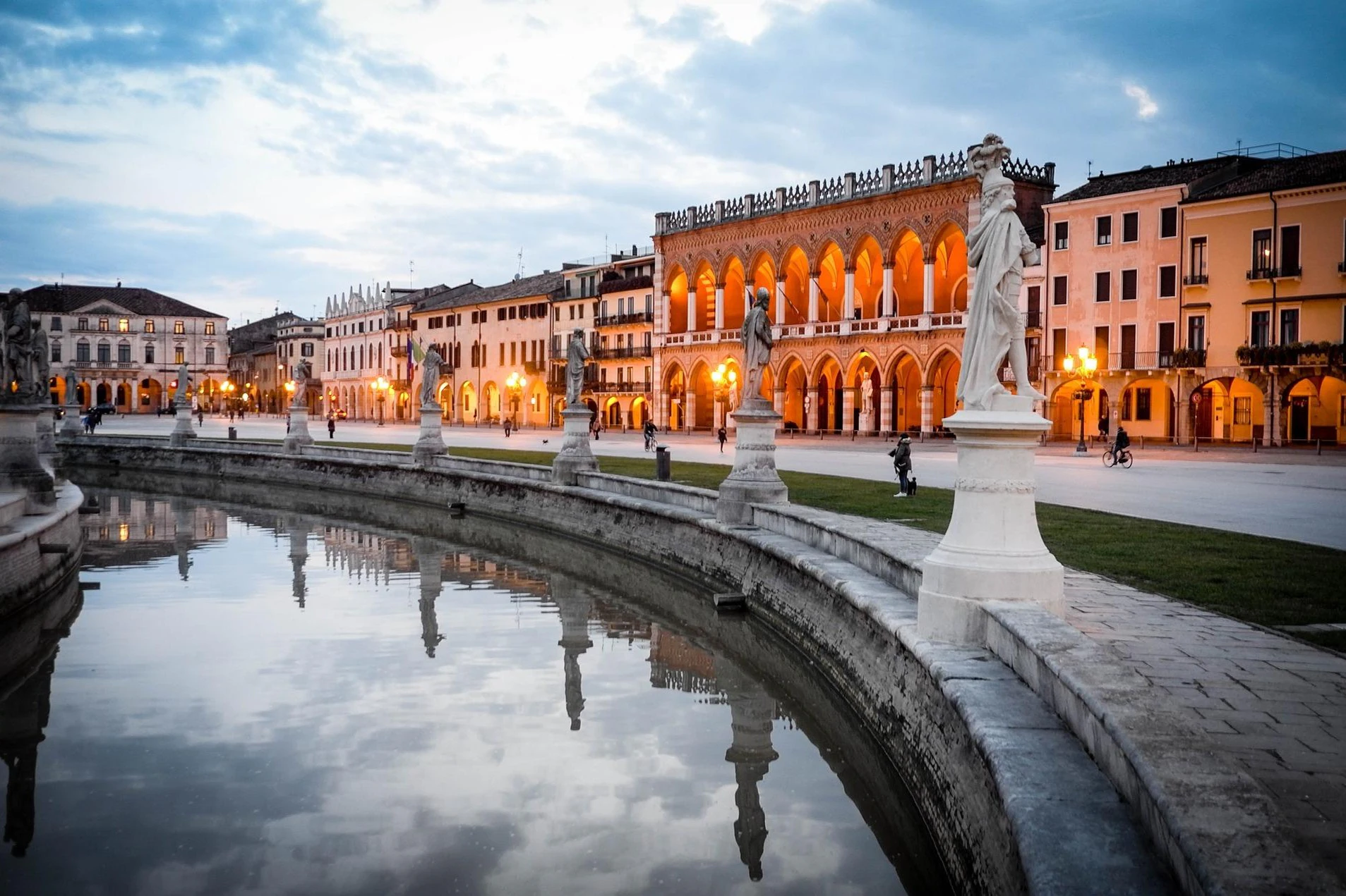 Padua: Guided Tour + Train Transfers from Venice + Botanical Garden Entry