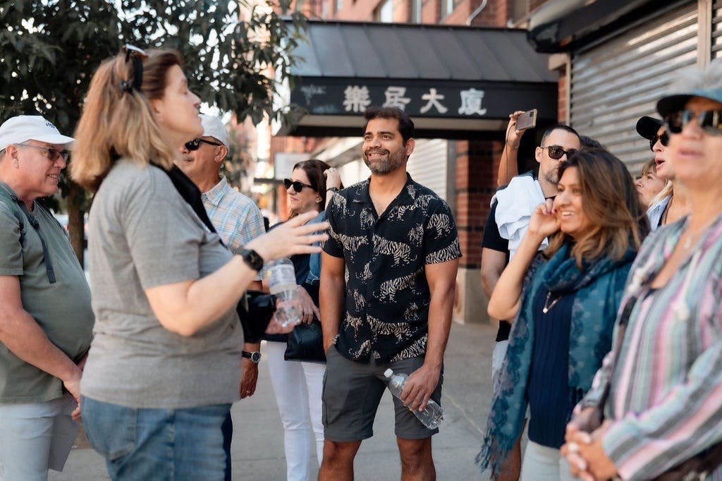 La guida turistica Ann esplora le strade di Chinatown