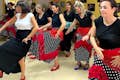 Gruppo di ragazze che imparano con un abbigliamento da flamenco opzionale