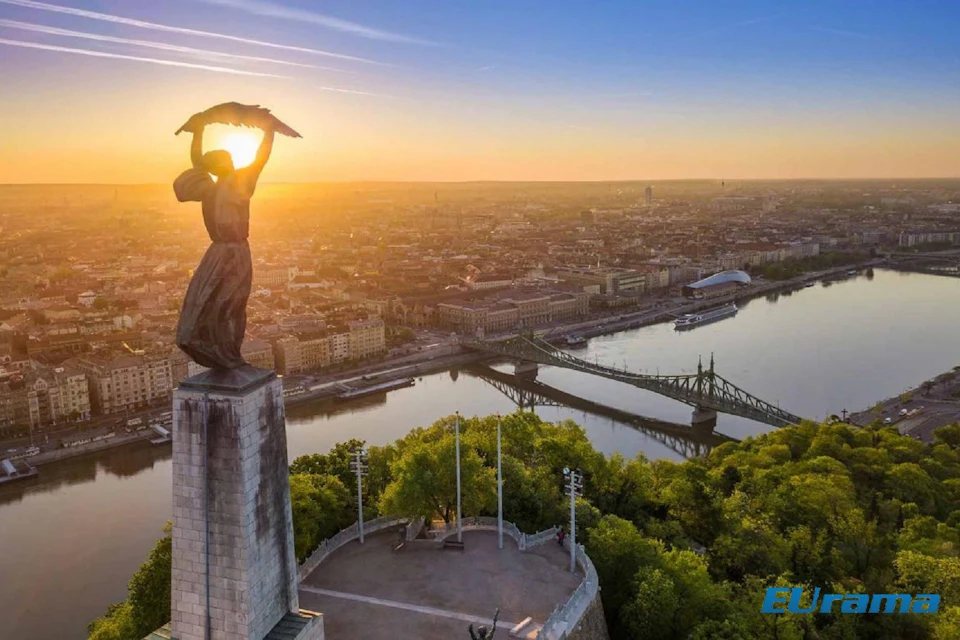 Explore the city with us!