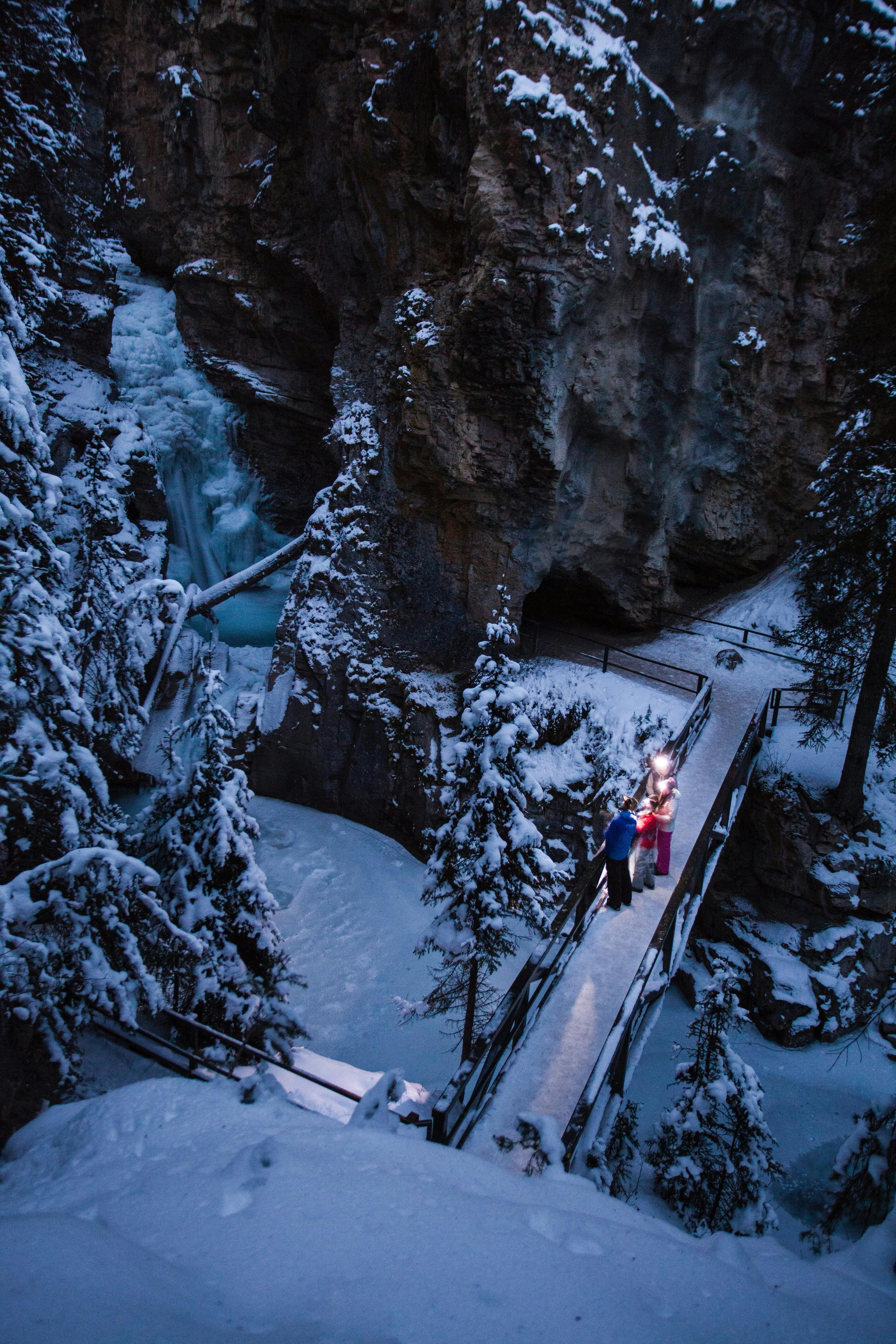 Scopri i tour di Banff - Passeggiata serale sul ghiaccio del canyon di Johnston