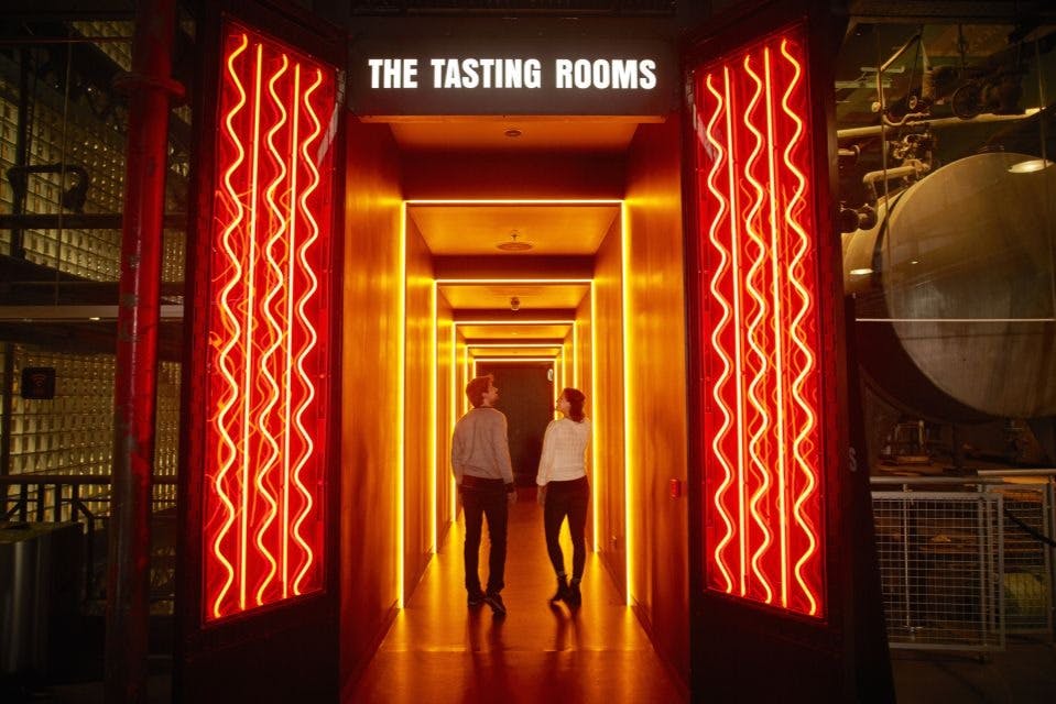 Afbeelding van een stel dat de proeflokalen van Guinness Storehouse binnengaat