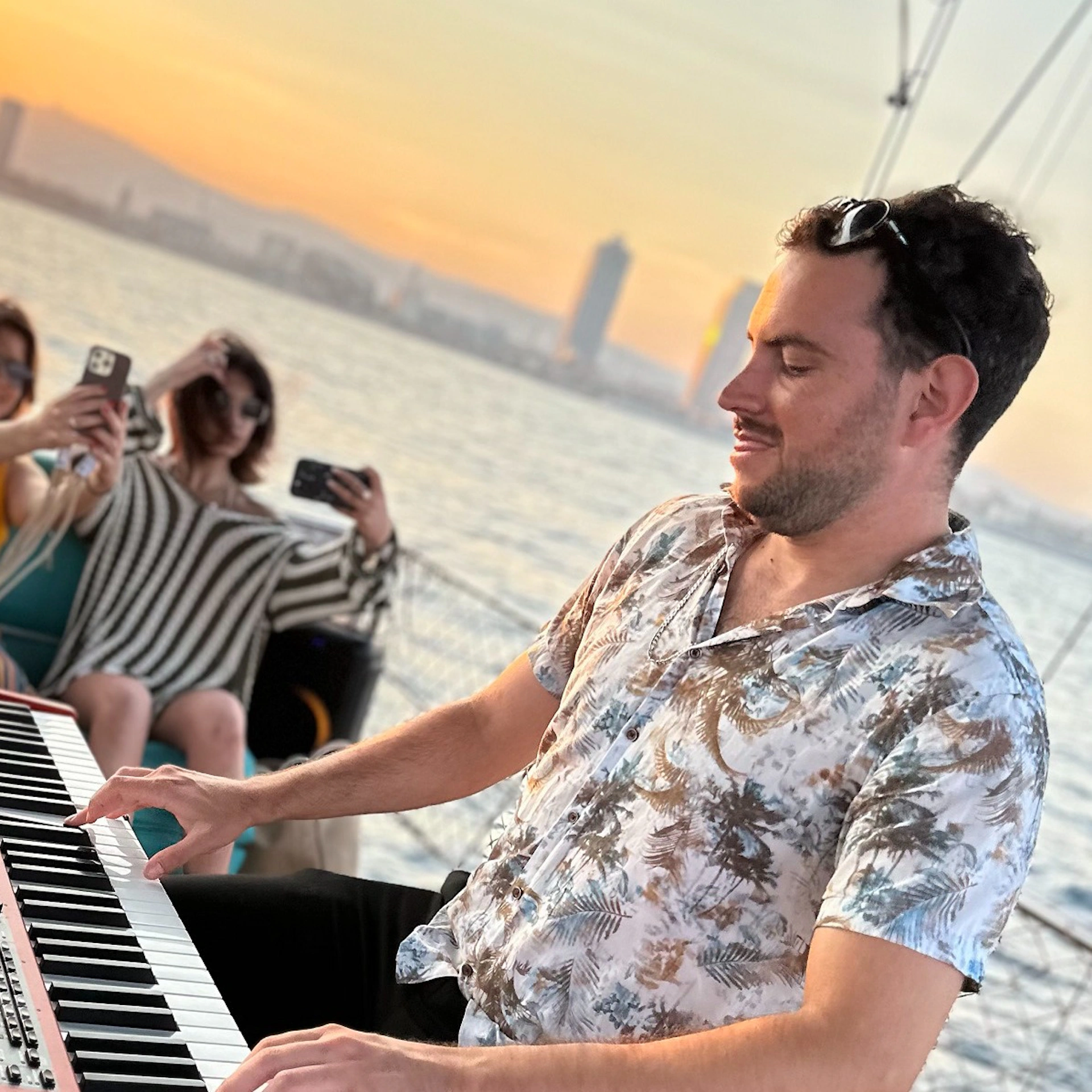 Barcelona: Creuer al capvespre amb música en directe d'Aperol