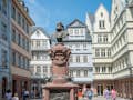 Fontaine de Friedrich Stoltze sur le Hühnermarkt dans la nouvelle vieille ville de Francfort