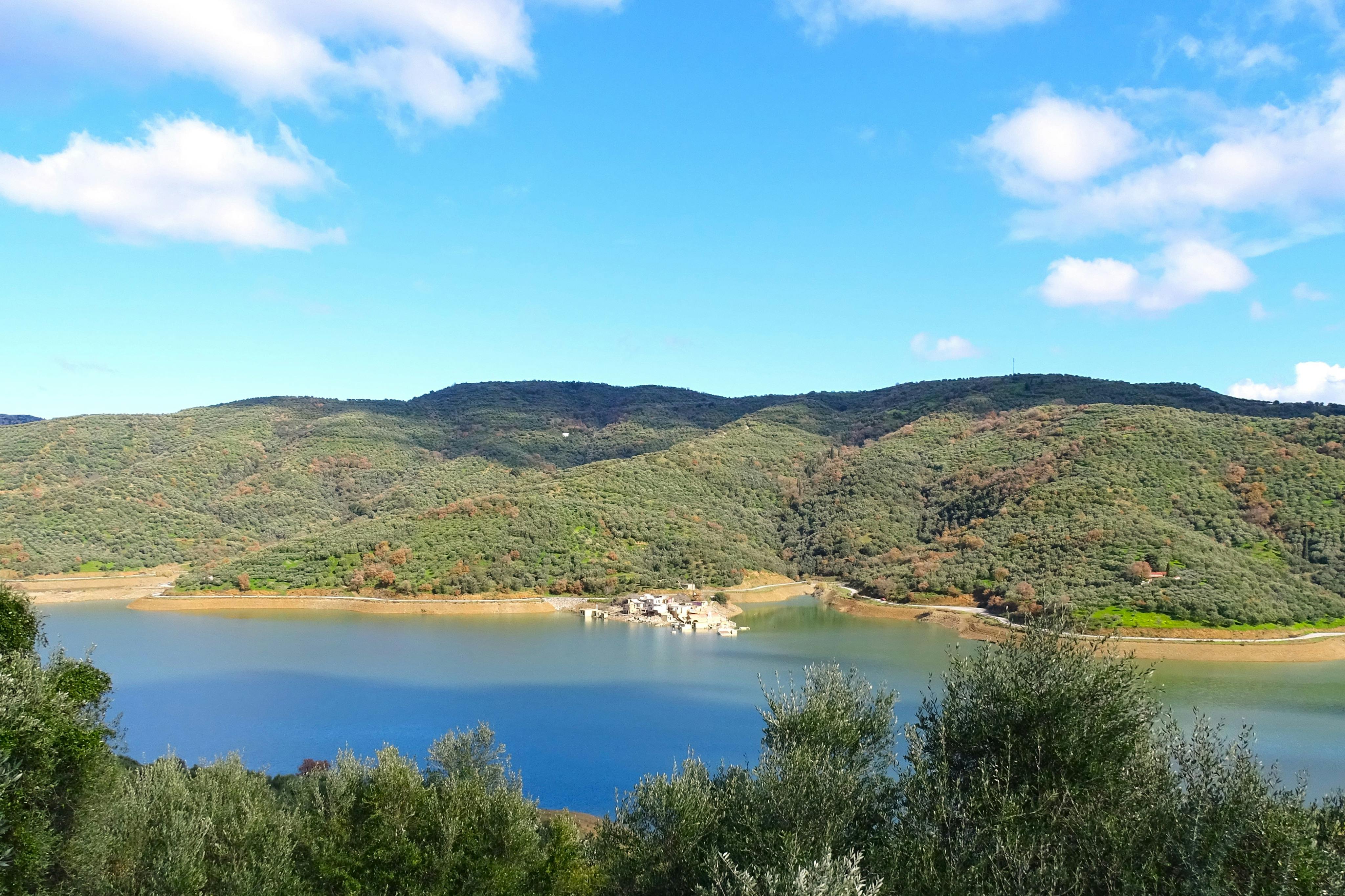 スフェンディリの沈んだ村