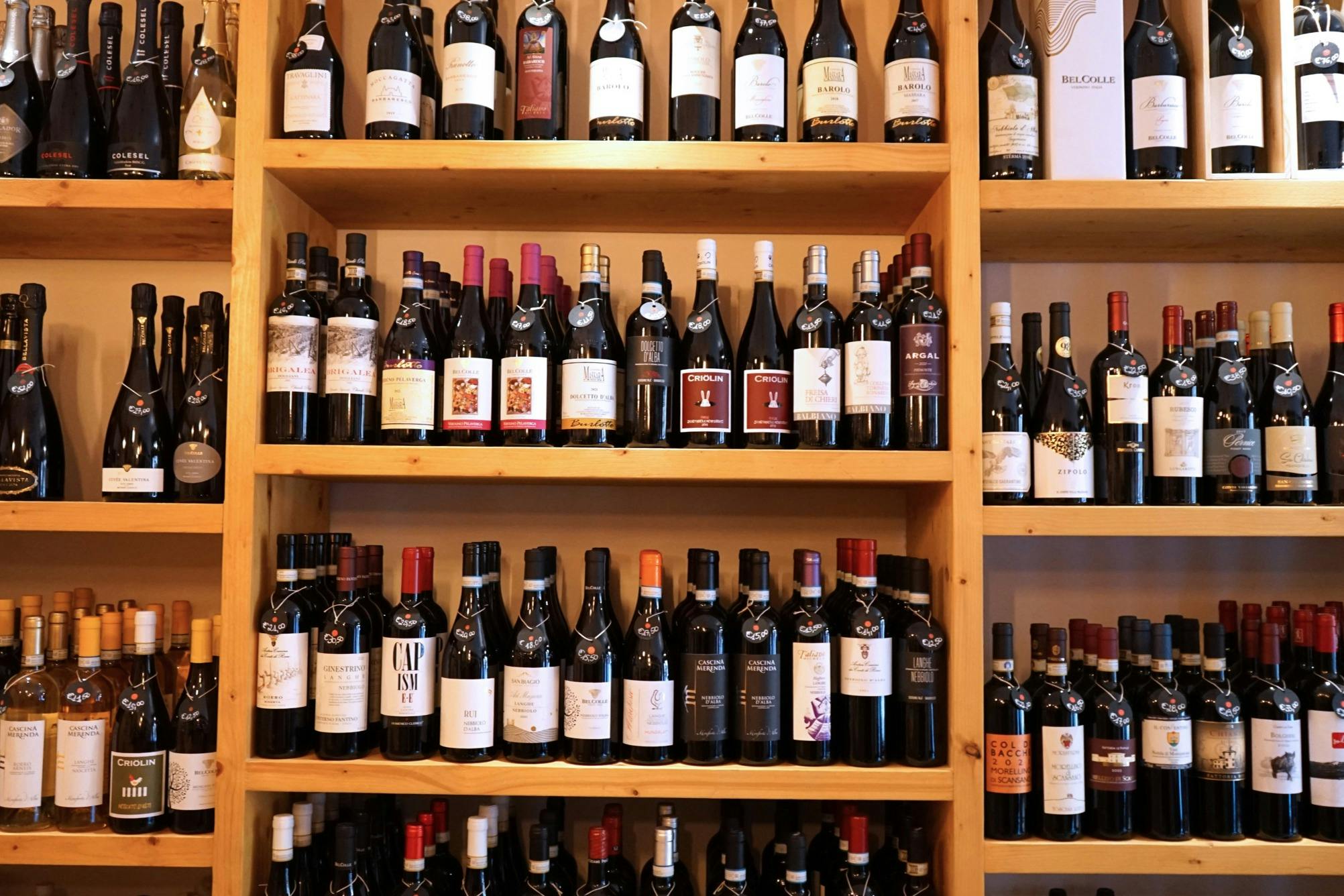 Leggere le etichette delle bottiglie e capire le degustazioni di vino a Torino