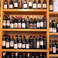 Ανάγνωση ετικετών μπουκαλιών και κατανόηση κατά τη γευσιγνωσία κρασιού στο Τορίνο