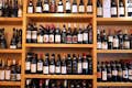 Läsa flasketiketter och förstå vid vinprovning i Turin