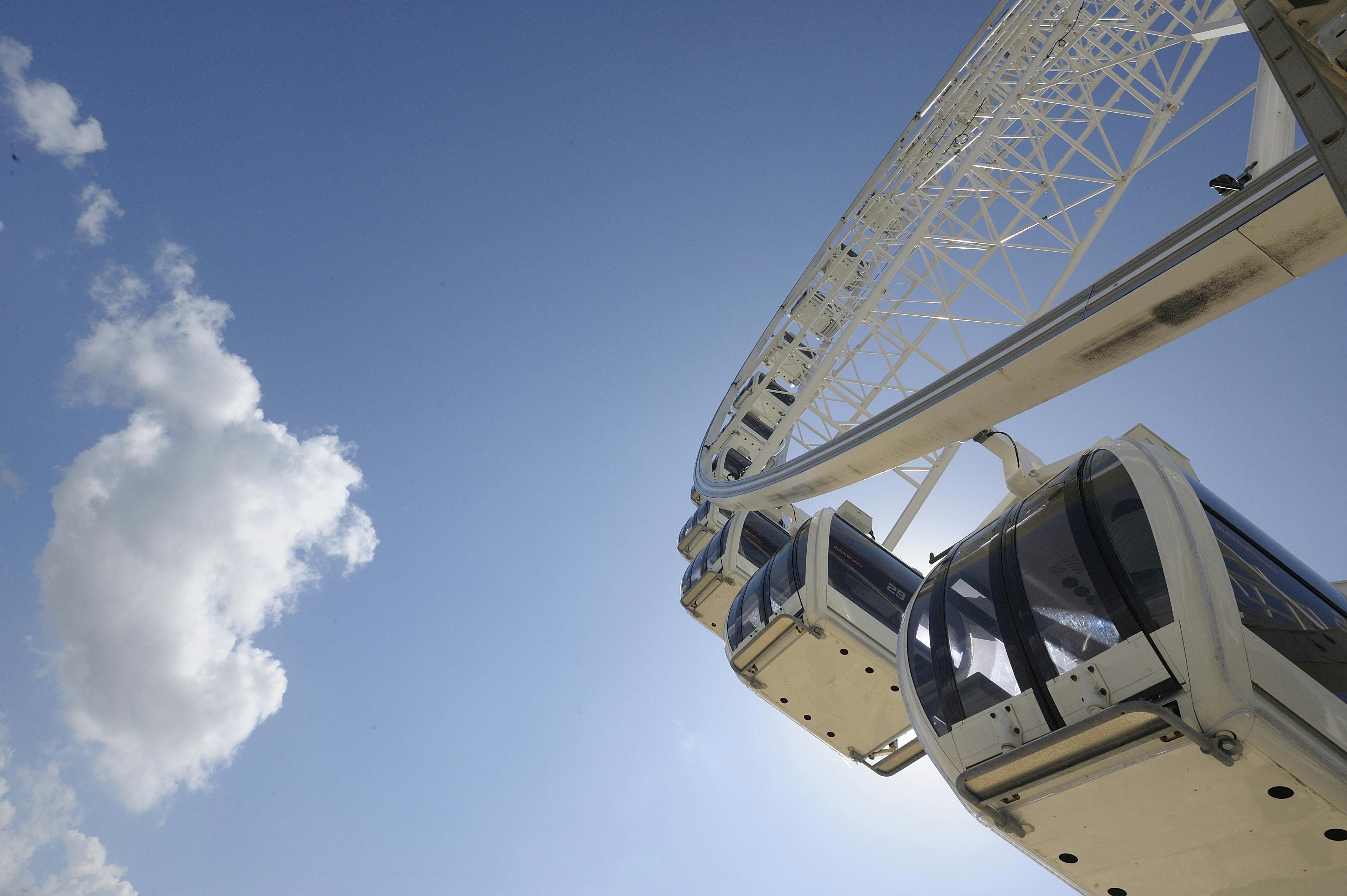 摩天轮小屋的特写镜头，映入蓝天，云层分散。